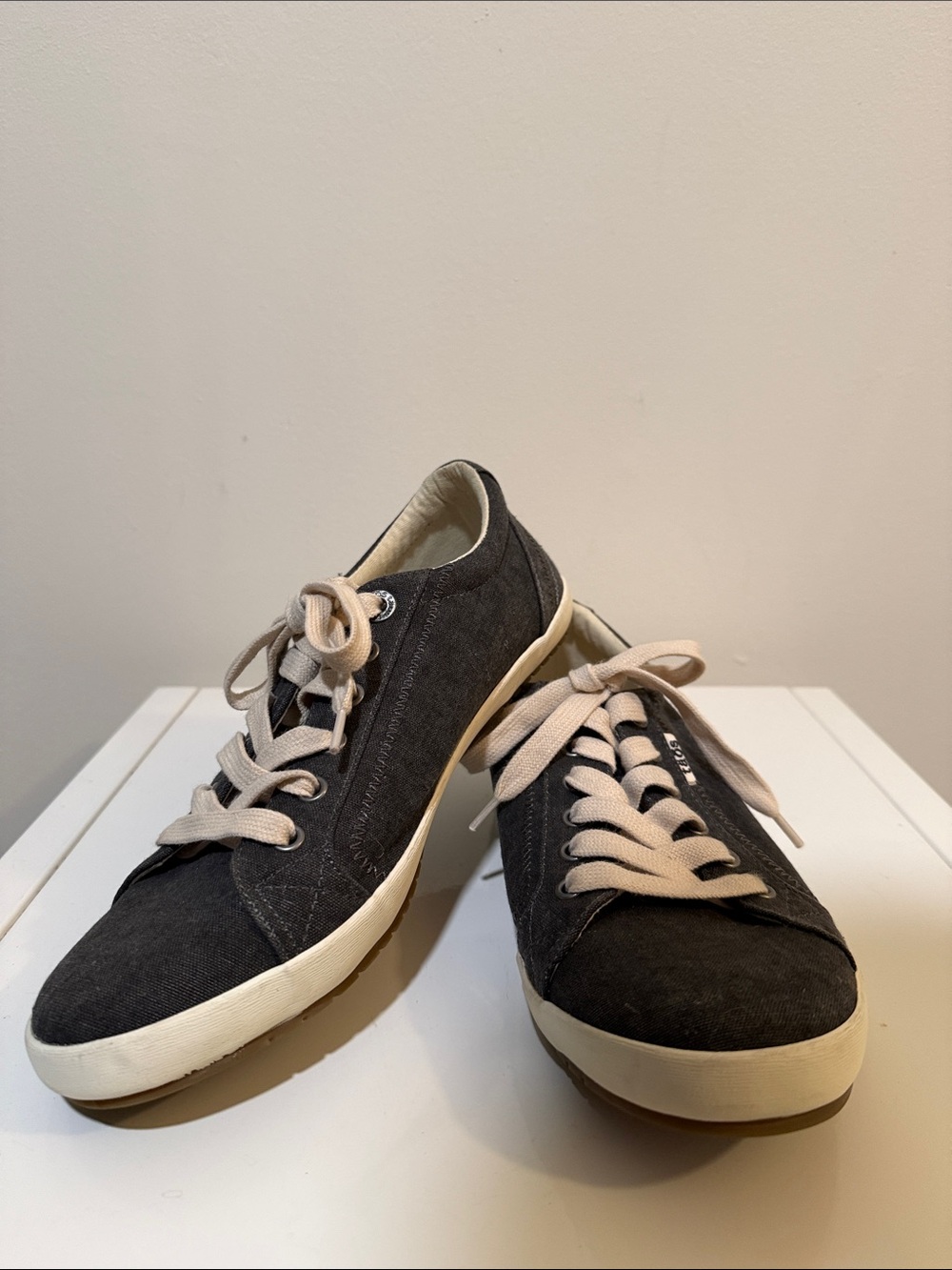 Taos Footwear Women's Charcoal Wash Sneakers Size 9.5